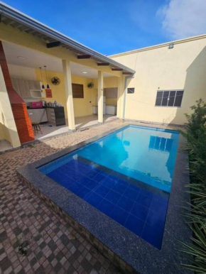 linda casa com 3 quartos com piscina bem localizada